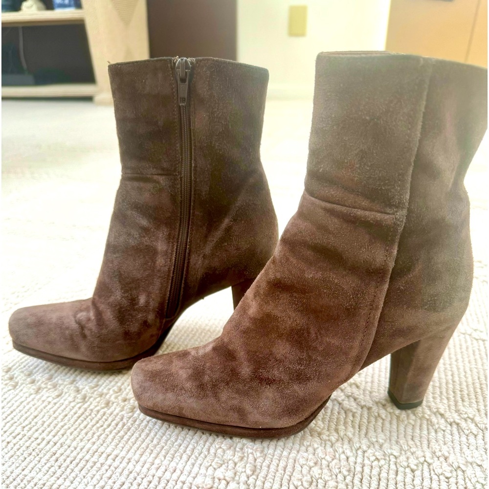 Shoebox NYC beautiful chocolate brown suede ankle boots.  Size 6
